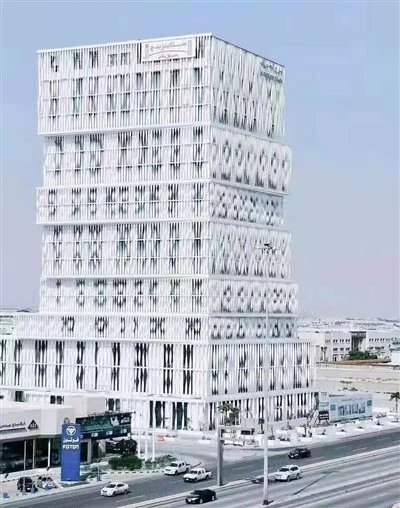 Lussu Xiri Mall 5 Star Dekorazzjoni tal-lukandi Bord tal-limitu tal-aluminju Twist Panel tal-kisi tal-ħajt